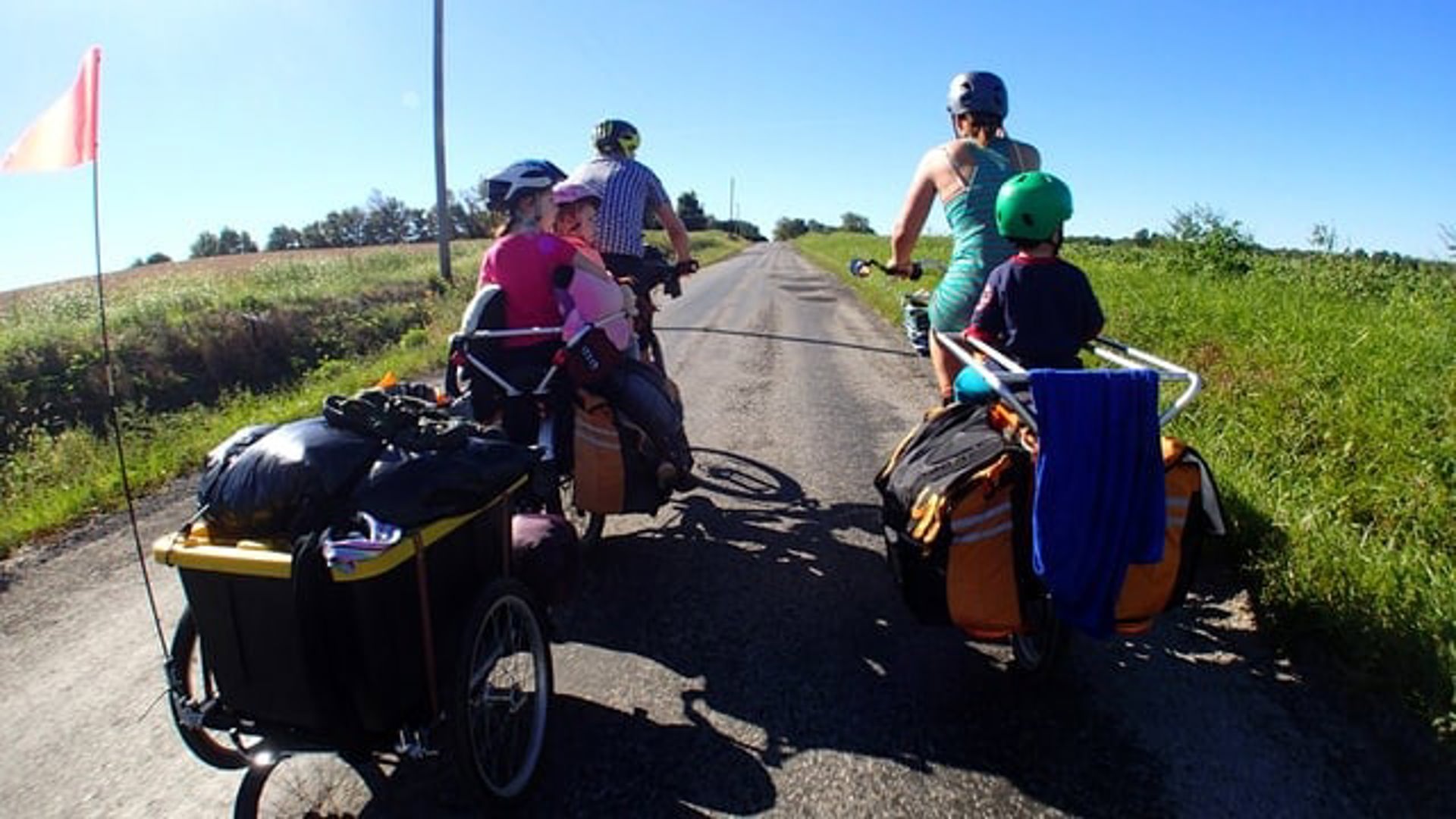 Ouders vervoeren kinderen per fiets met de longtail