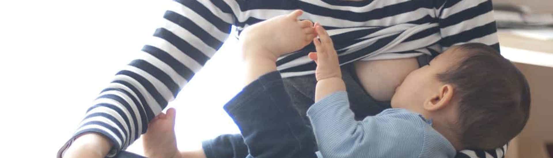 Baby krijgt borstvoeding na zes maanden