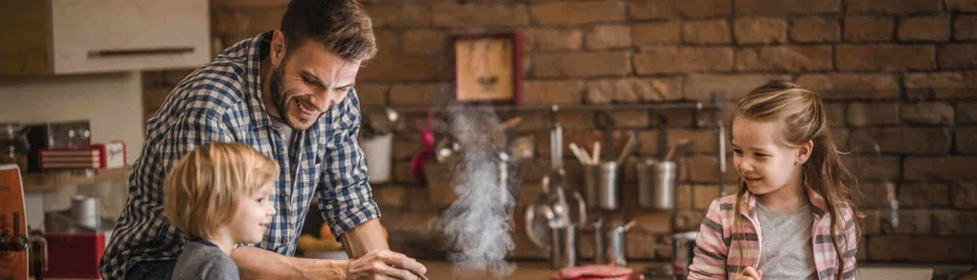 Ouder en kinderen koken samen: zo zit ouderschapsverlof in elkaar