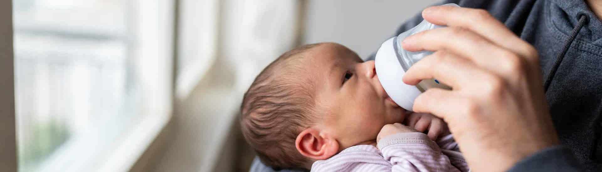Papa geeft baby eerste flesje