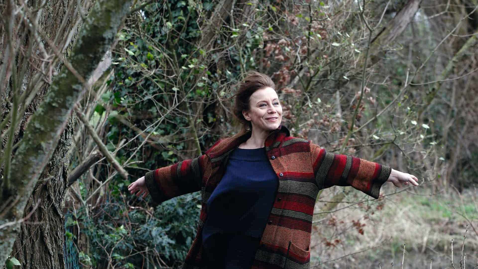 Mama en actrice Elise Bundervoet in de natuur