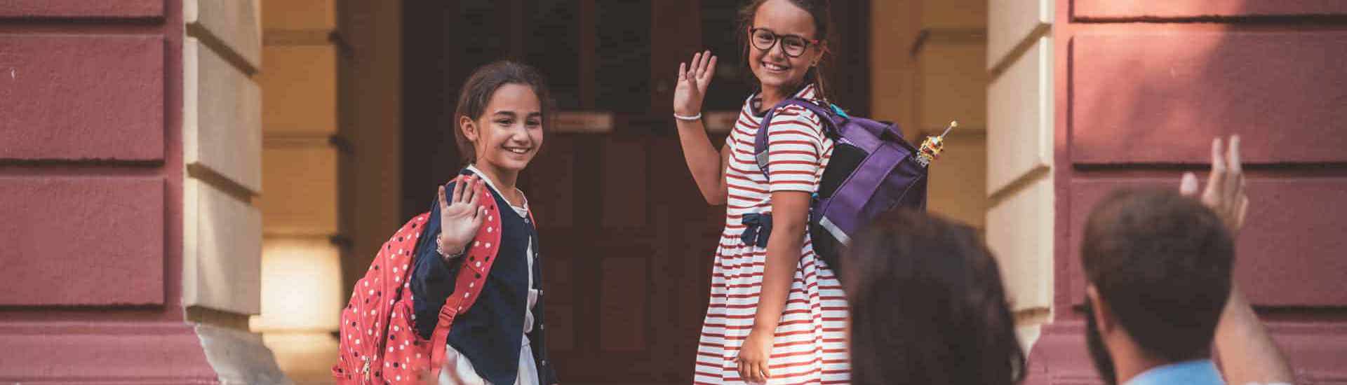 Ouders zwaaien dochters uit: goed voorbereid starten nieuwe schooljaar