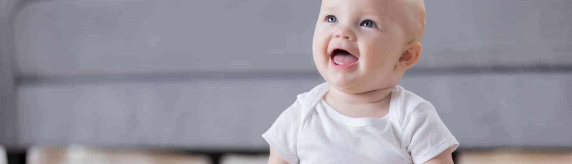 Baby wil niet kruipen: moet je je zorgen maken?