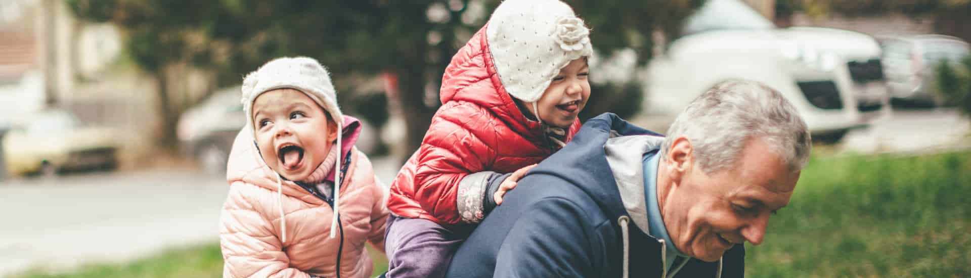 Opa pompt met kinderen op zijn rug: kleinkinderen houden je fit