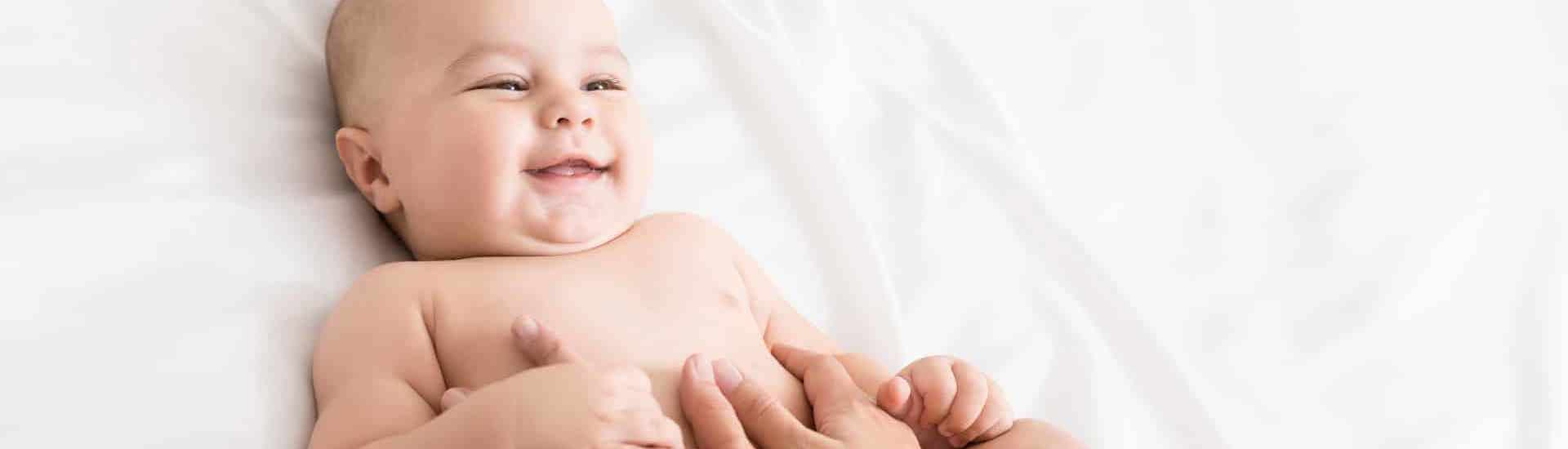 Baby krijgt babymassage