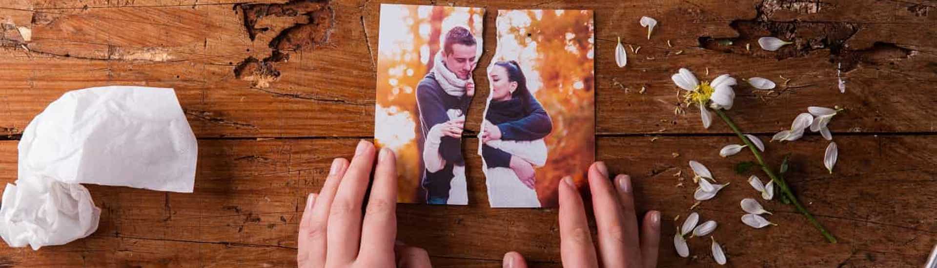 Gescheurde foto van koppel, maar toch gelukkig gescheiden