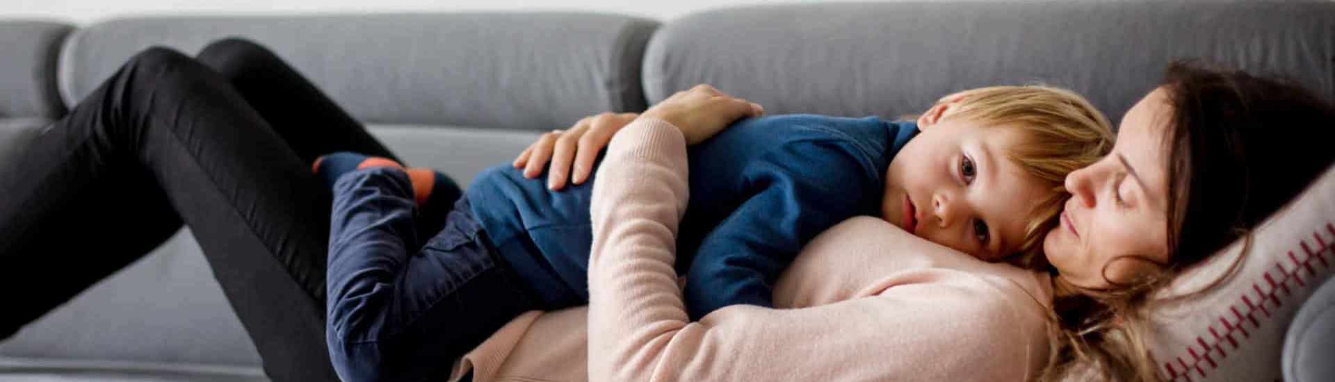 Mama met ziek kindje in de zetel: Koorts bij kinderen