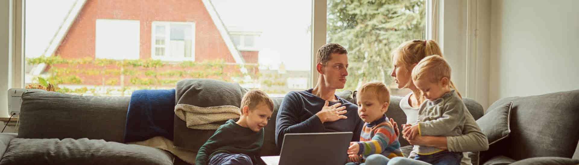 Familie samen in de zetel: hoe je om met goedbedoelde adviezen?