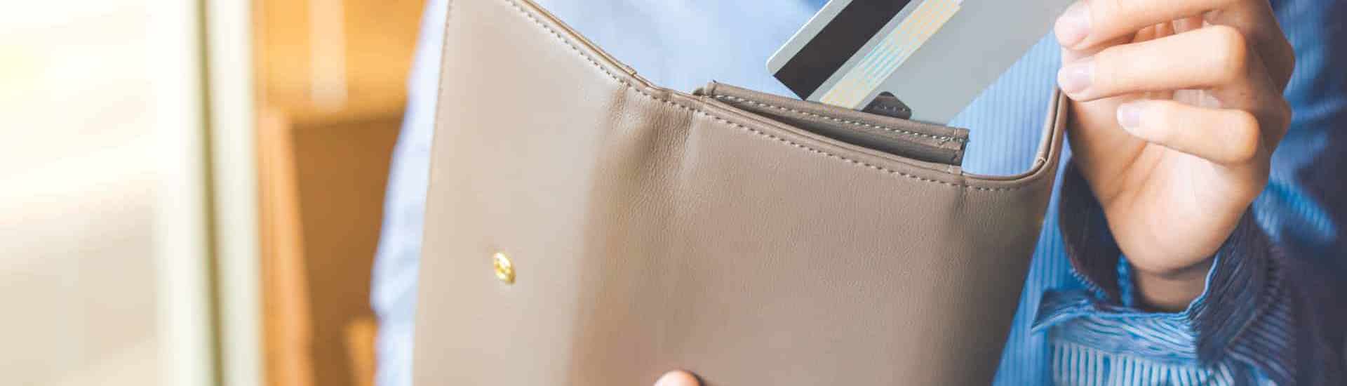 Vrouw met bankkaart: Tieners: wat met zakgeld? 