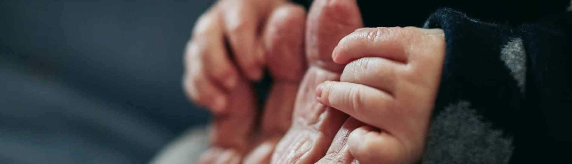 Babyhandjes houden grootouderhand vast: grootouder worden verandert je leven