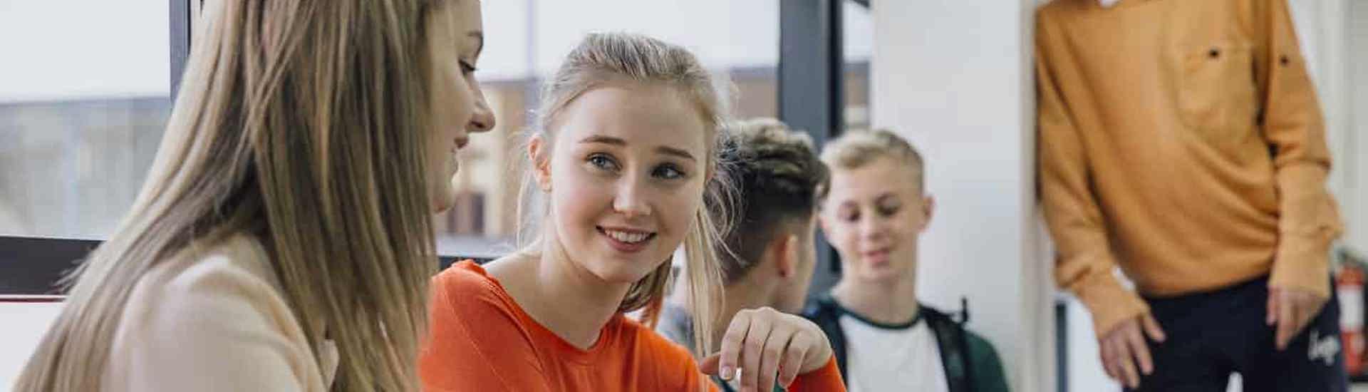 Groepje tieners stappen over naar het middelbaar