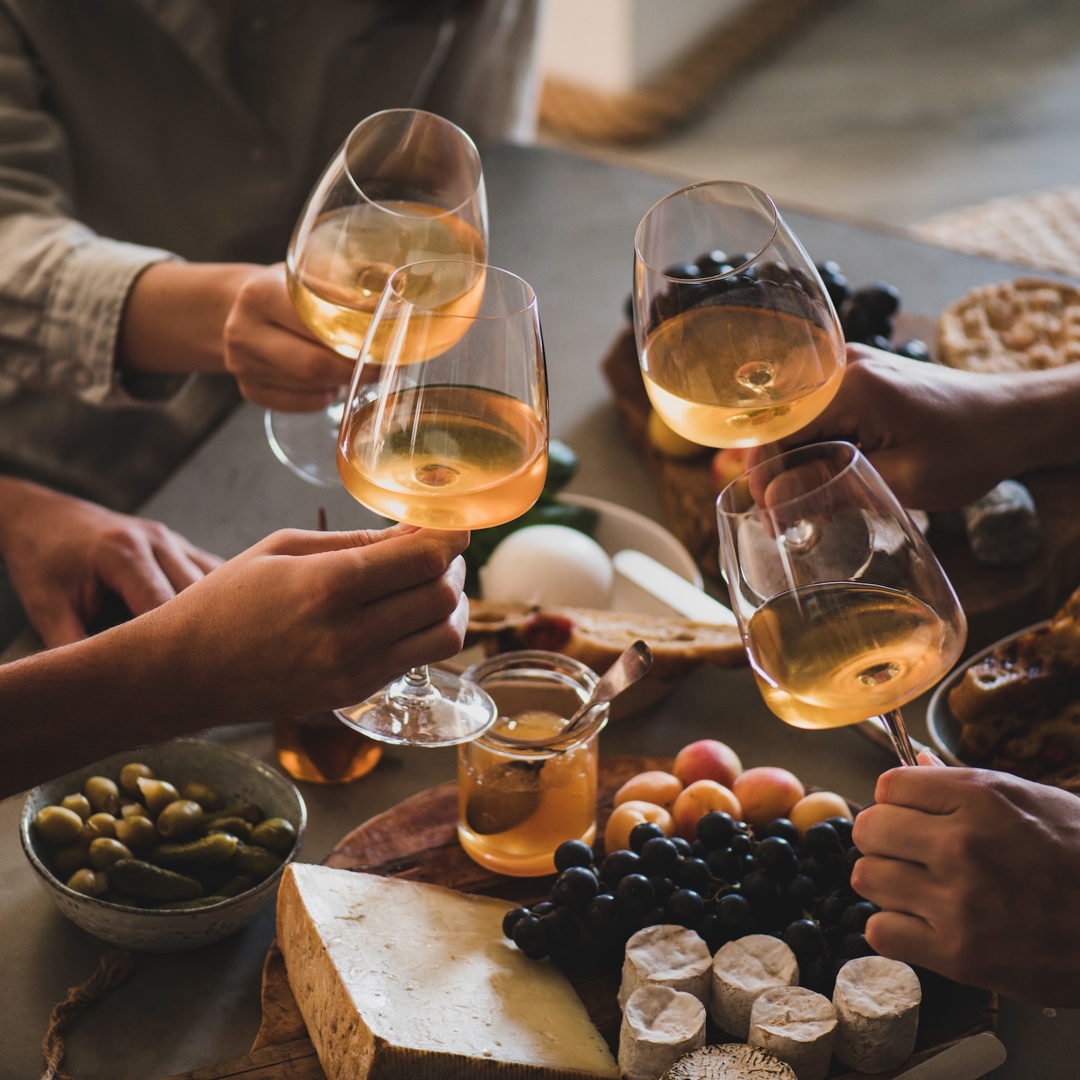 Mensen met drankjes: verschillende regels alcoholbeleid in gescheiden gezinnen