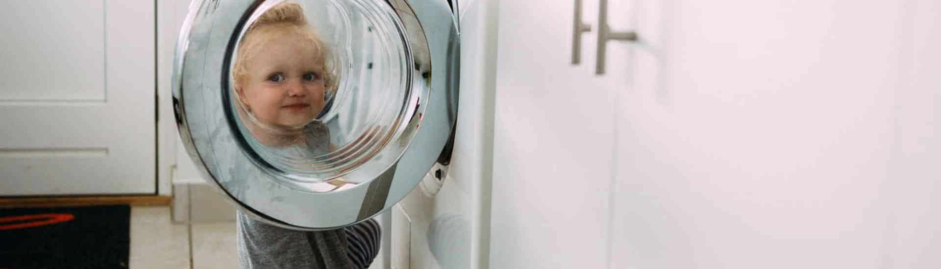 Peuter bij wasmachine: huishoudtaakjes voor kinderen