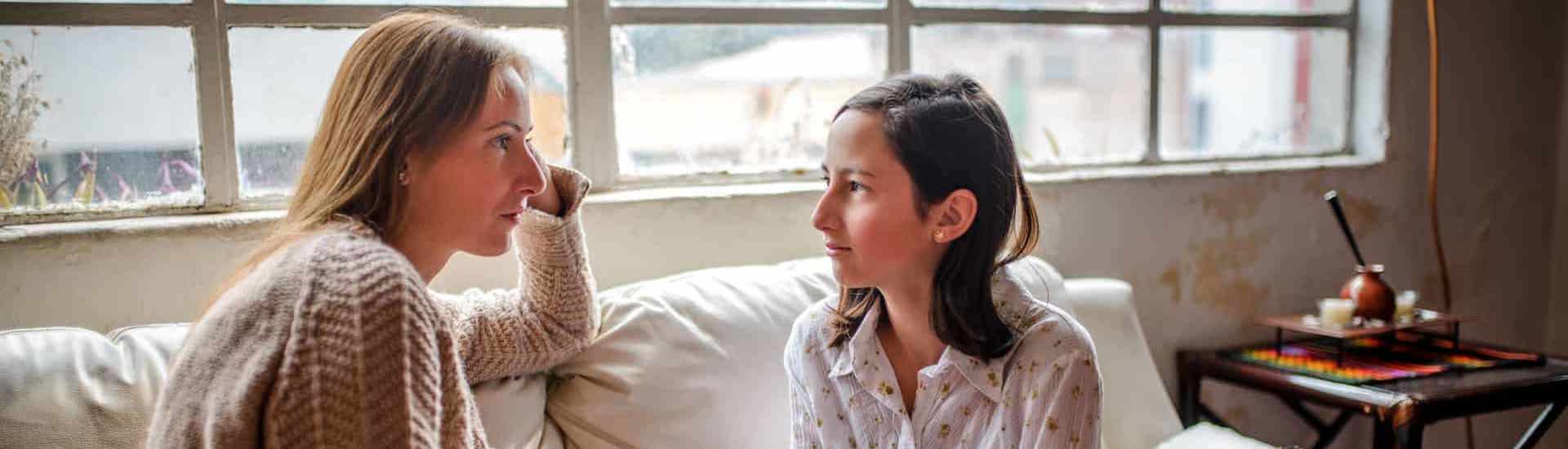 Mama en dochter onderhandelen met elkaar