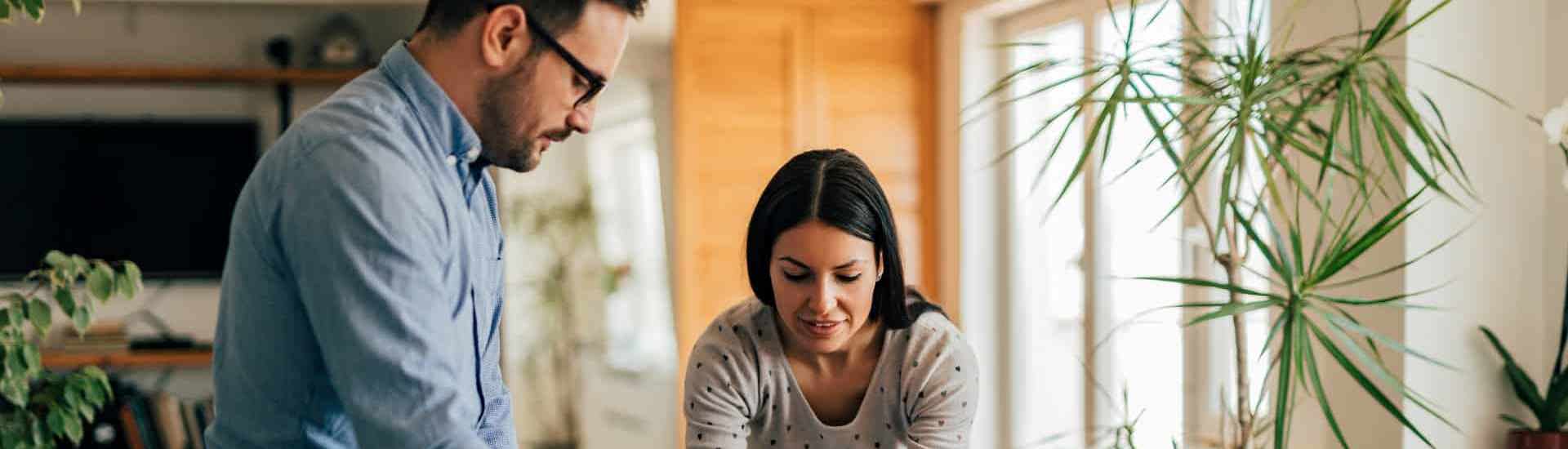 Koppel pakt koffer voor een weekendje weg zonder de baby