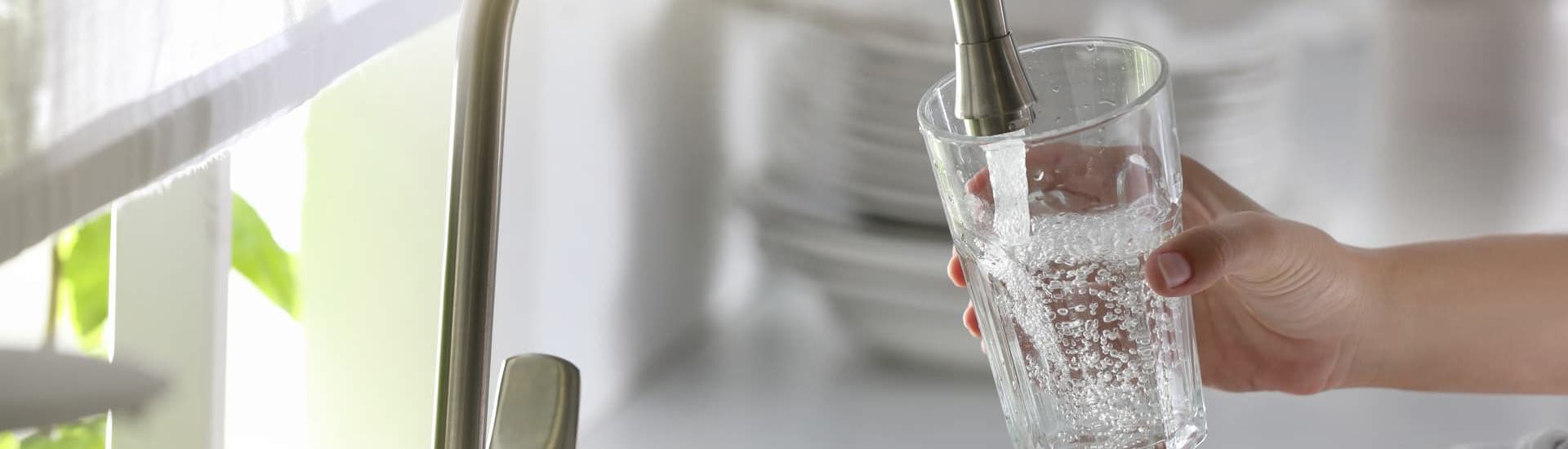 Glas water vullen aan de kraan: over waterschaarste