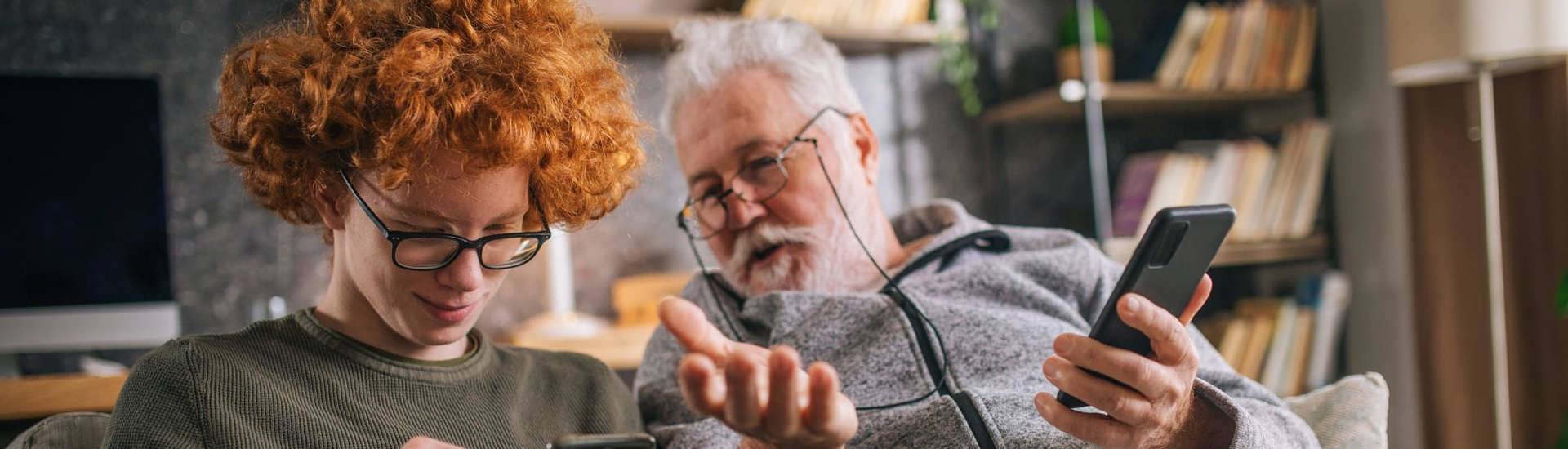 Opa en kleinkind op de smartphone