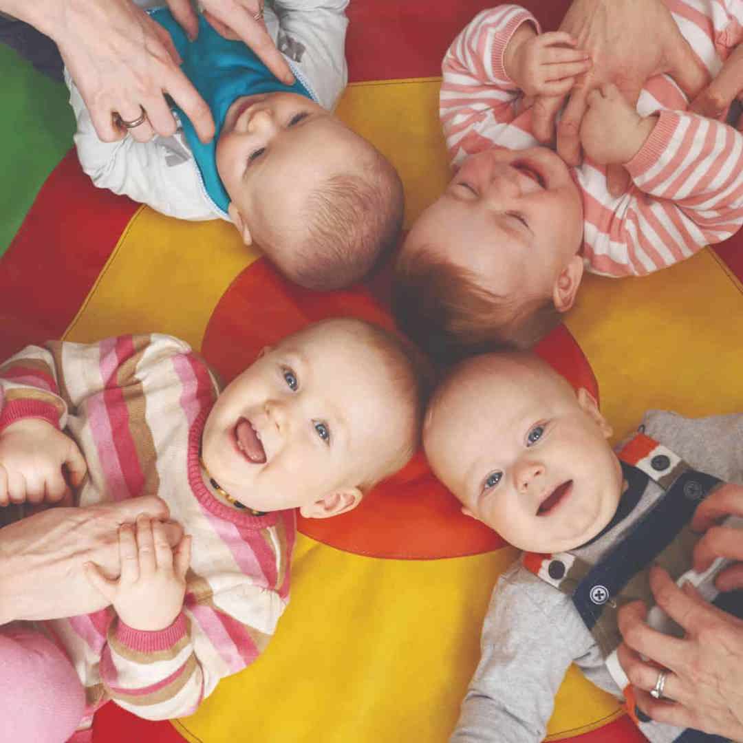 Lachende baby's: Kwaliteit van de kinderopvang