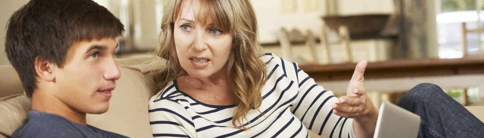 Mama praat met tienerzoon: grenzen stellen aan tieners