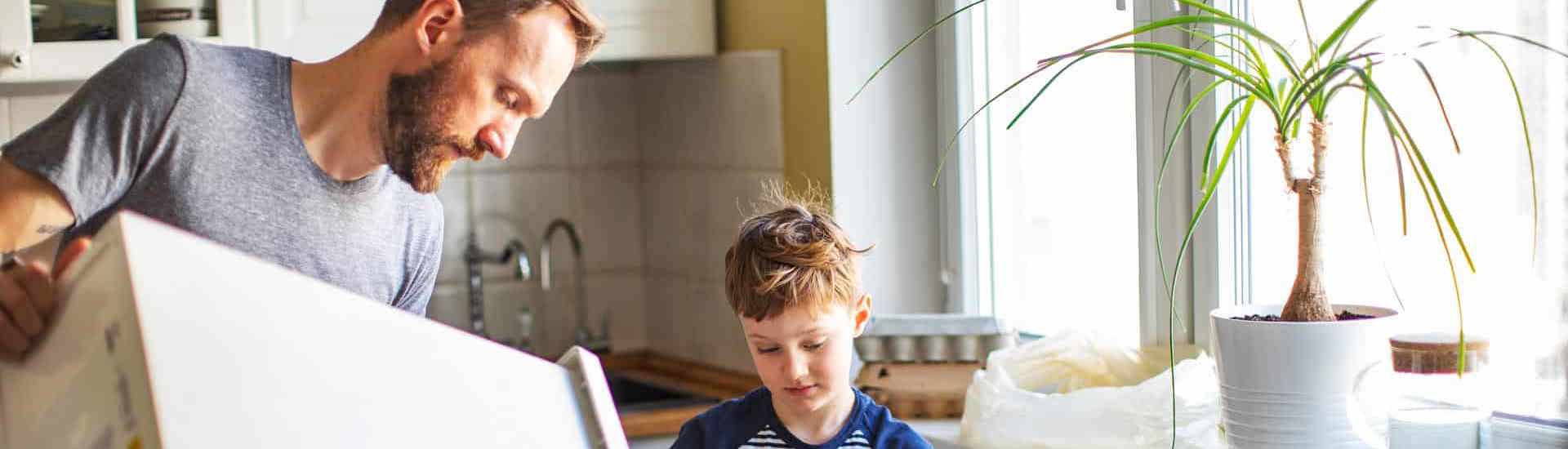 Papa en zoon recycleren: zo maak je receycleren plezant