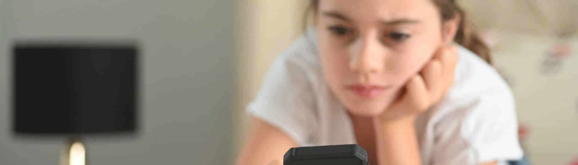 Tiener met gsm: over cyberpesten