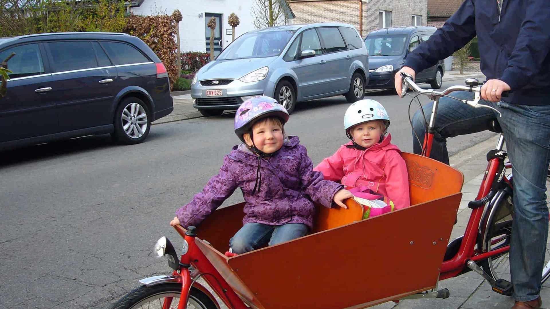 Vader vervoert kinderen met de bakfiets