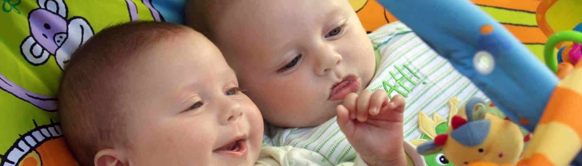 Baby's met speelgoed in kinderopvang