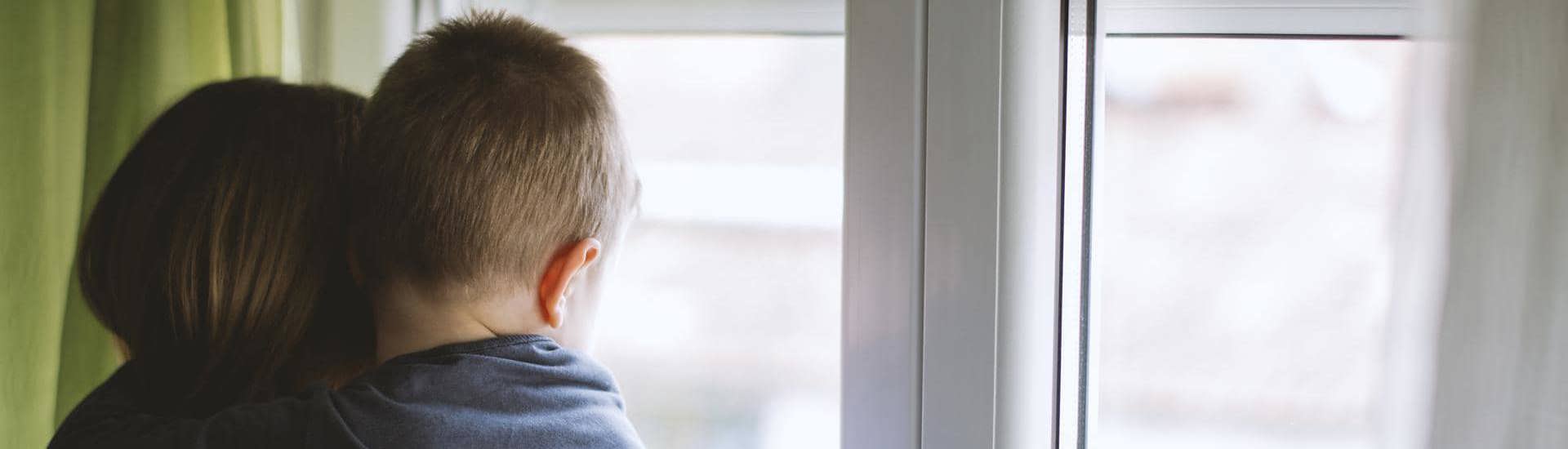 Mama helpt kleuter omgaan met het verlies van een baby