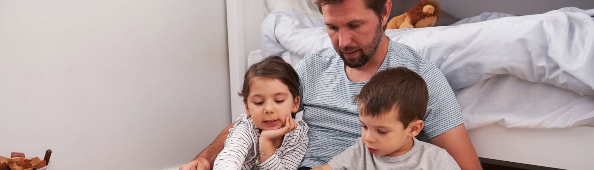 Vader leest voor aan kinderen