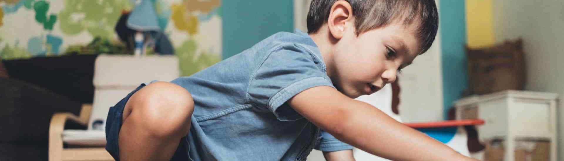 Kindje met autisme speelt met treintjes