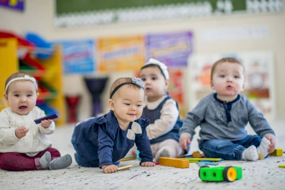 baby in kinderopvang: 100 miljoen euro extra te weinig 