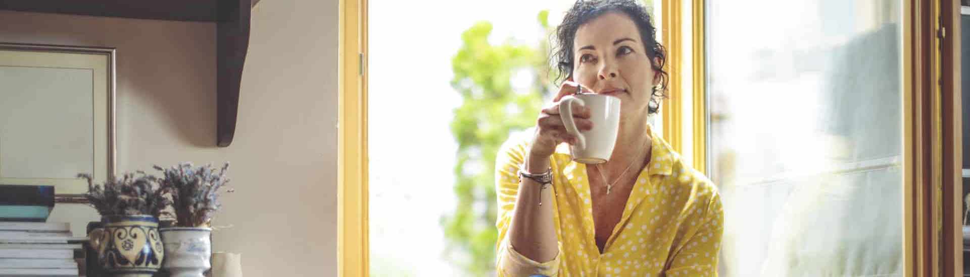 Sandwichgeneratie: jonge vrouw houdt me-time met thee