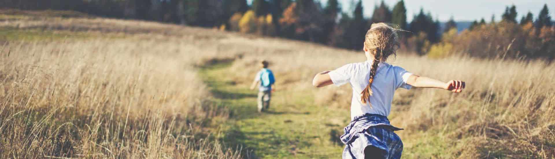 Kinderen spelen in de natuur: pas op voor tekenbeten