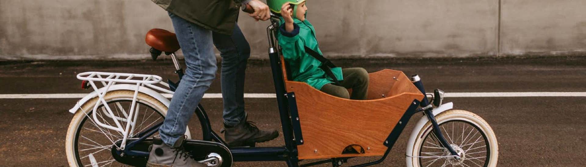 Vader en zoon in bakfiets: veilig met je kind op de fiets
