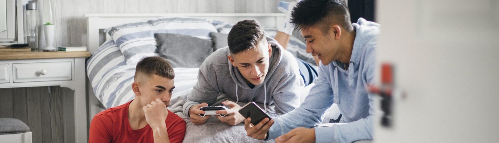 Tieners zitten op smartphone: hoe online beschermen?