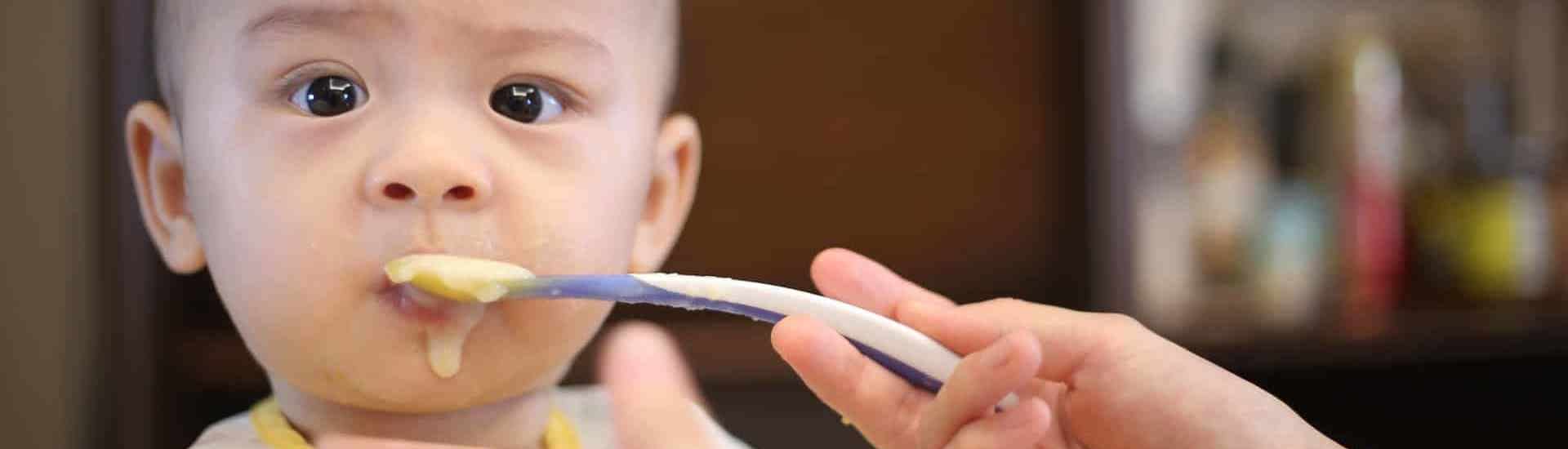 Baby eet voor het eerste vaste voeding