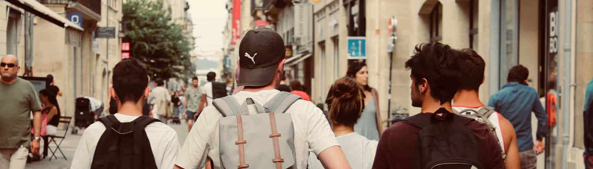 Tieners met rugzakken wandelen in straat: het abc van de gezonde tiener