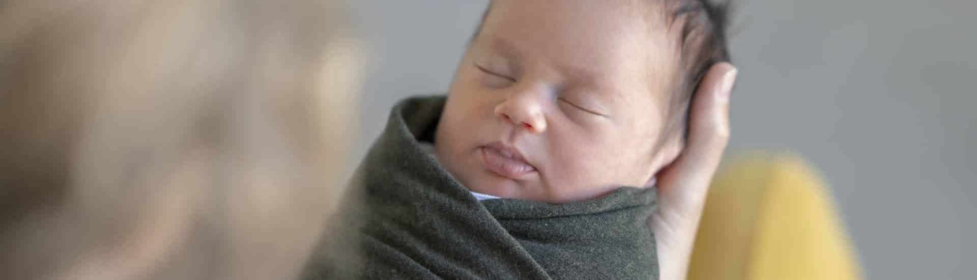 Baby is ingebakerd in een veilige cocon