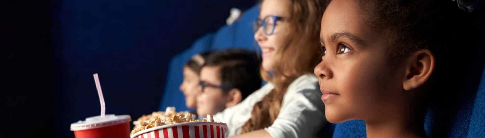 Kleuters met popcorn in de bioscoop