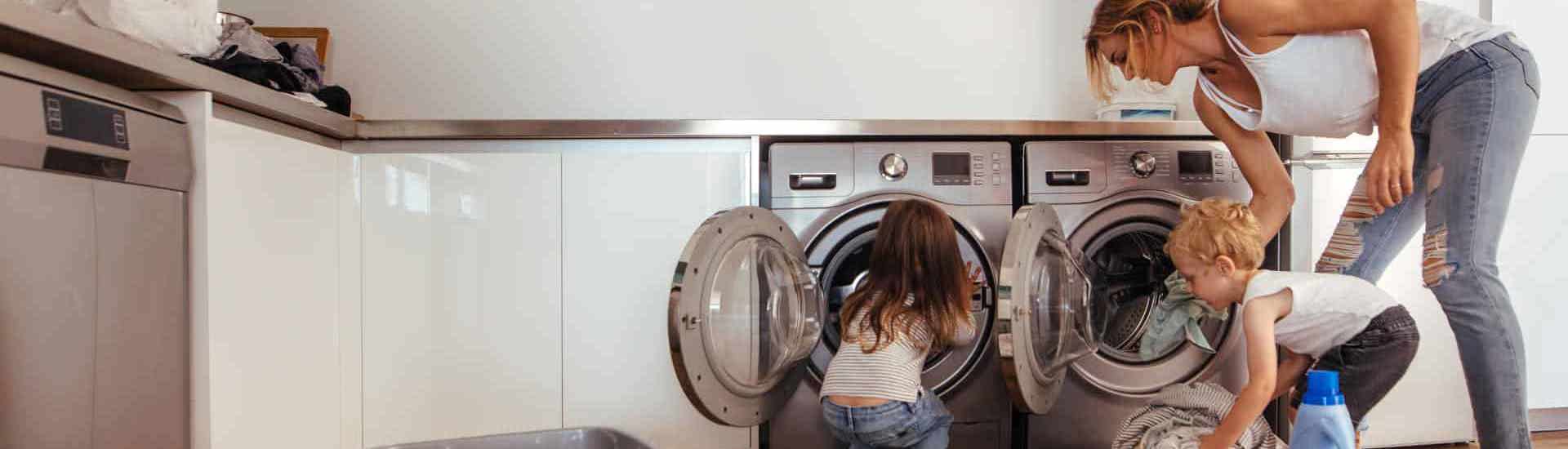 Mama en kinderen bij de wasmachine: wassen en drogen