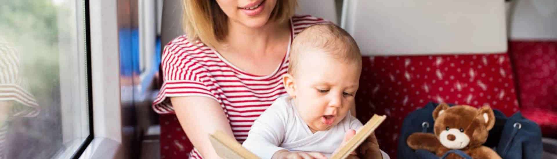 Mama en kindje met boek: Voorlezen aan baby's