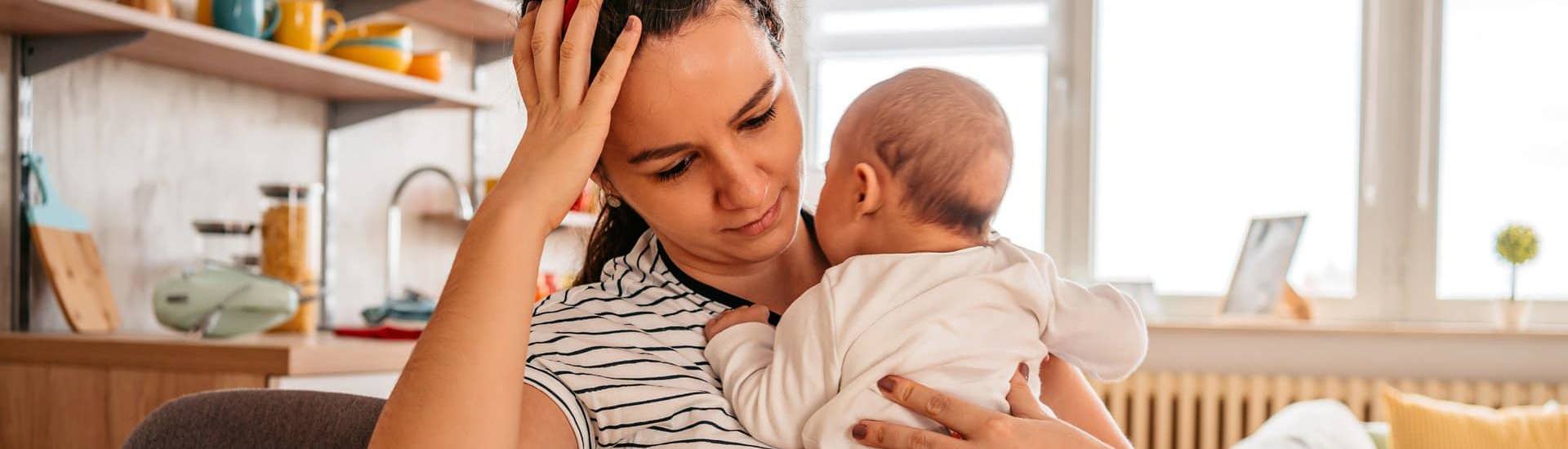 Vermoeide moeder met baby heeft hulp nodig