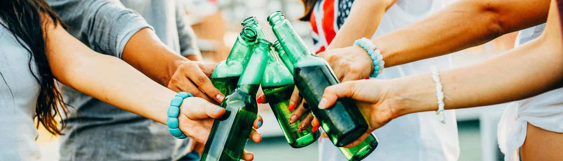 Tieners klinken met bier: zo leer je hen gezond omgaan met alcohol