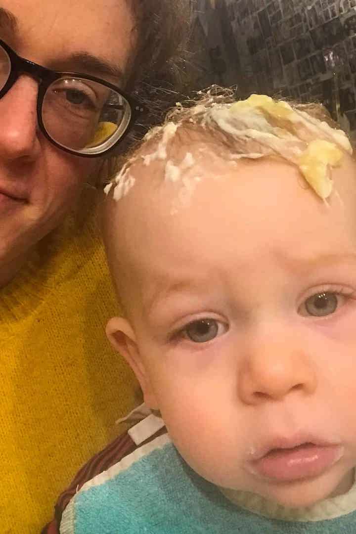 Kind heeft eten in de haren gesmeerd