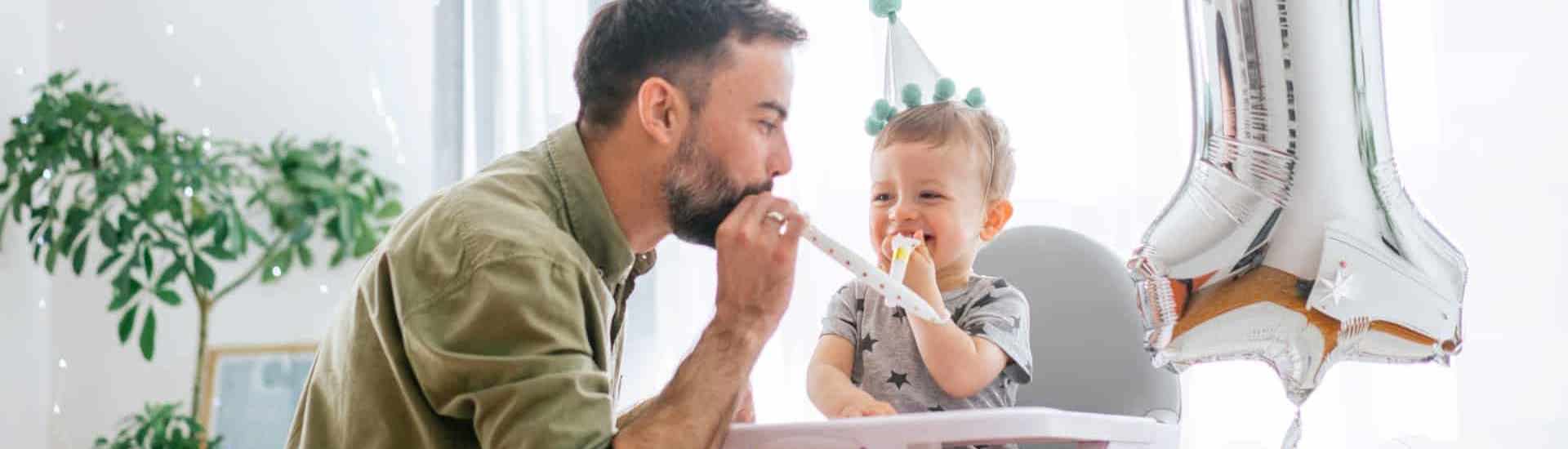 Baby viert eerste verjaardag met papa