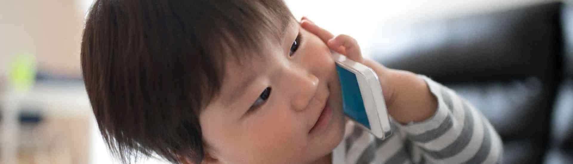 Kind telefoneert: zo voed je jouw kind meertalig op