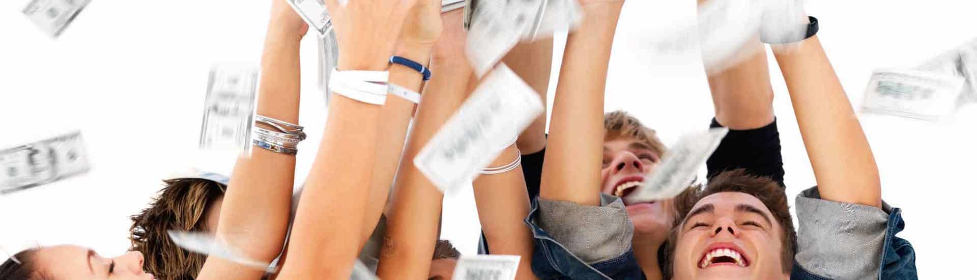 Tieners gooien met geldbriefjes: zakgeld bij tieners