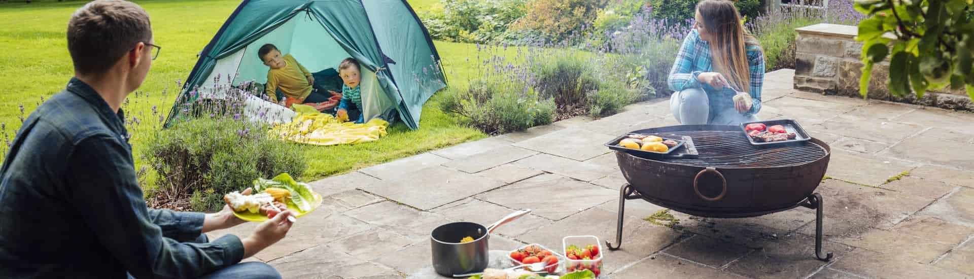 BBQ en tentje in de tuin met kinderen