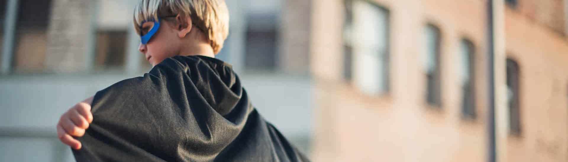 Jongen verkleed als superheld