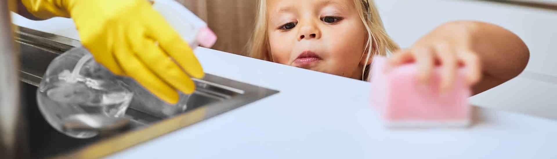 Kleuter poetst samen met mama: schadelijke poetsmiddelen vermijden